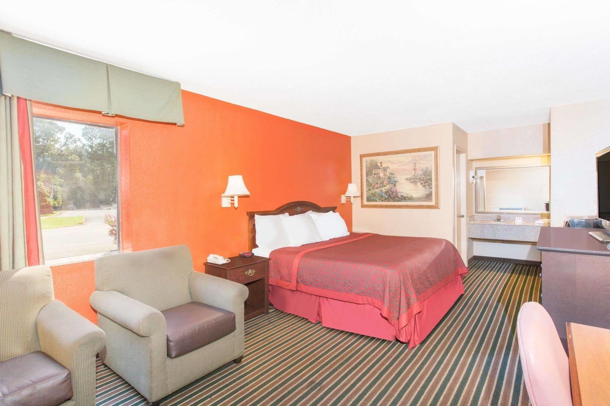 Days Inn By Wyndham Tupelo Exterior photo